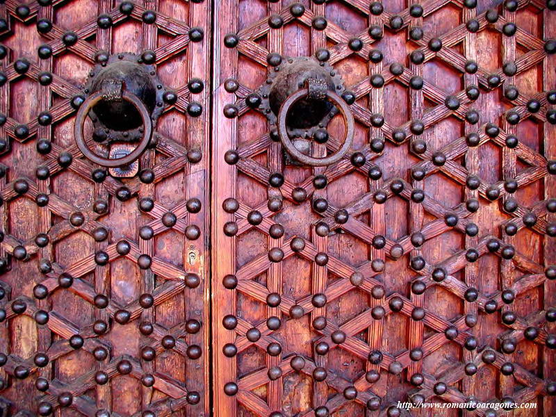 DETALLE DE LA PUERTA DE ENTRADA. LACERA MUDEJAR DE A SEIS. HERRAJES ORIGINALES